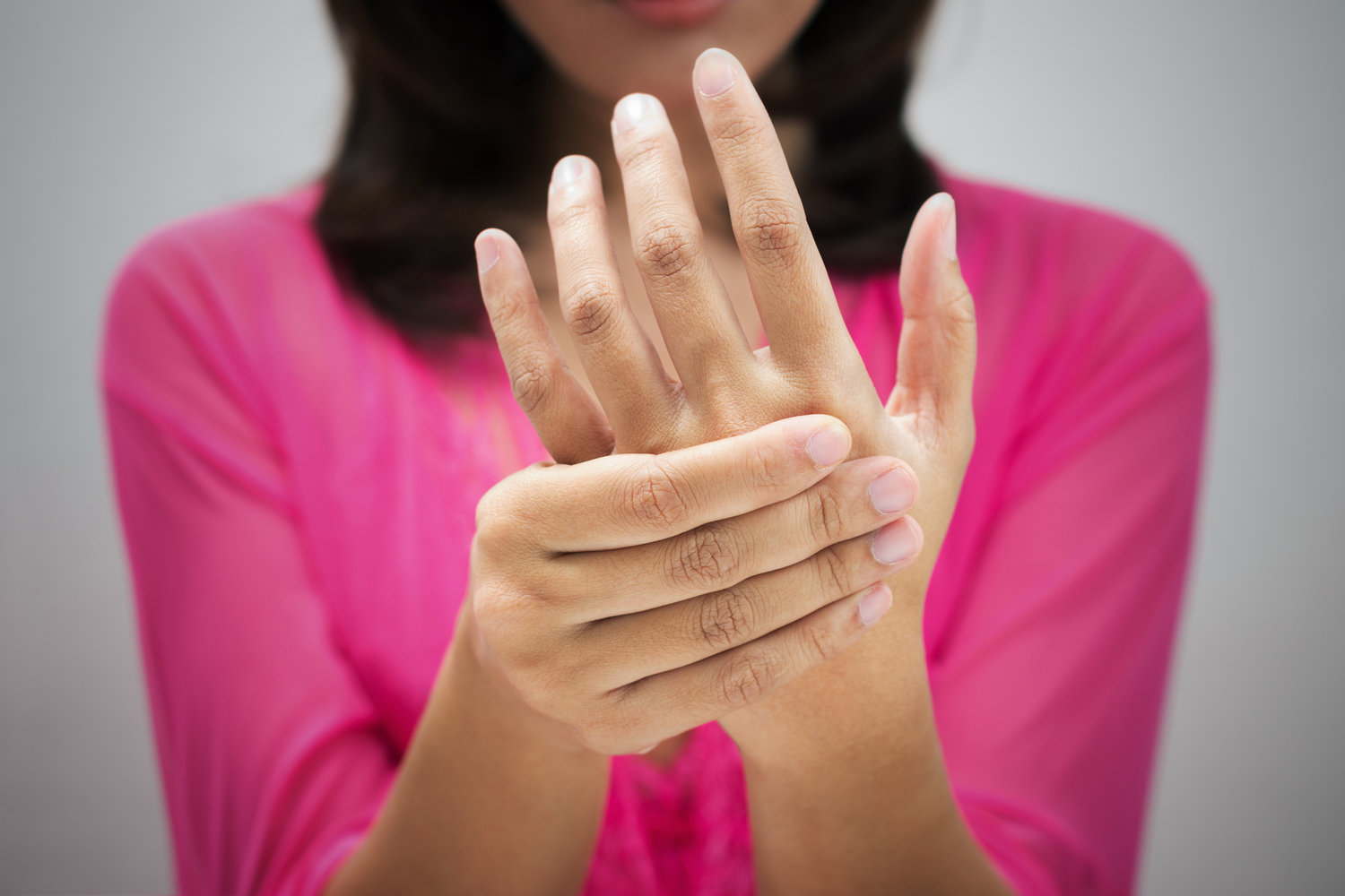 Kočenje prstiju na rukama – uzroci, lijeva i desna ruka te sindrom karpalnog tunela
